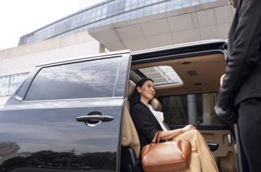 businesswoman-getting-taxi-cab